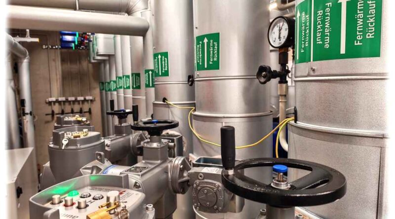 Fernwärmerohre im Großwärmepumpen-Komplex auf dem Dresdner Uni-Campus. Foto: Heiko Weckbrodt