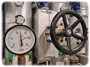 Druckventile und Manometer im Großwärmepumpen-Komplex auf dem Dresdner Uni-Campus. Foto: Heiko Weckbrodt