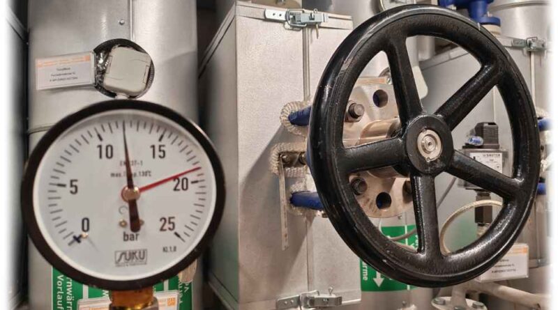 Druckventile und Manometer im Großwärmepumpen-Komplex auf dem Dresdner Uni-Campus. Foto: Heiko Weckbrodt