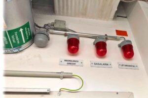 Als Kühlmittel nutzt die Wärmepumpe Ammoniak. Daher auch die Gas-Warnanlagen. Foto: Heiko Weckbrodt