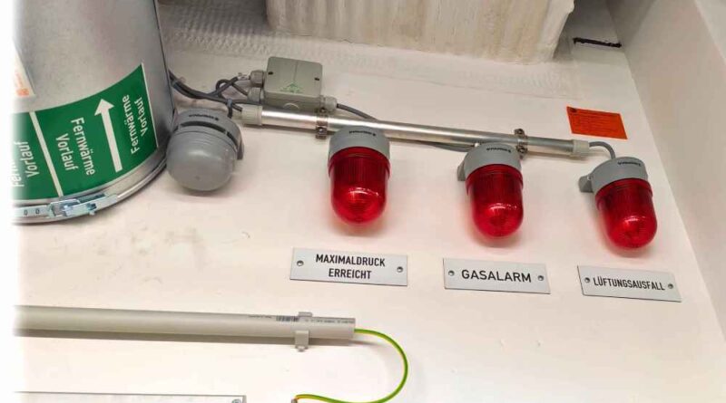 Als Kühlmittel nutzt die Wärmepumpe Ammoniak. Daher auch die Gas-Warnanlagen. Foto: Heiko Weckbrodt