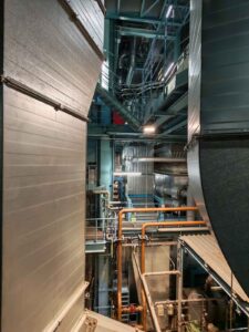 Blick ins Erdgas-Kraftwerk an den Nossener Brücke - die zentrale Quelle für Fernwärme und Strom in Dresden. Foto: Heiko Weckbrodt