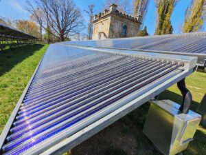 Solarthermie-Anlage auf der Räcknitzhöhe in Dresden. Durch Kanülen in den Vakuumröhrchen sammelt und transportiert eine Flüssigkeit Sonnenwärme und leitet die dem Fernwärmenetz zu. Foto: Heiko Weckbrodt
