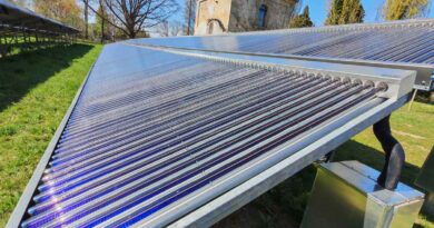 Solarthermie-Anlage auf der Räcknitzhöhe in Dresden. Durch Kanülen in den Vakuumröhrchen sammelt und transportiert eine Flüssigkeit Sonnenwärme und leitet die dem Fernwärmenetz zu. Foto: Heiko Weckbrodt