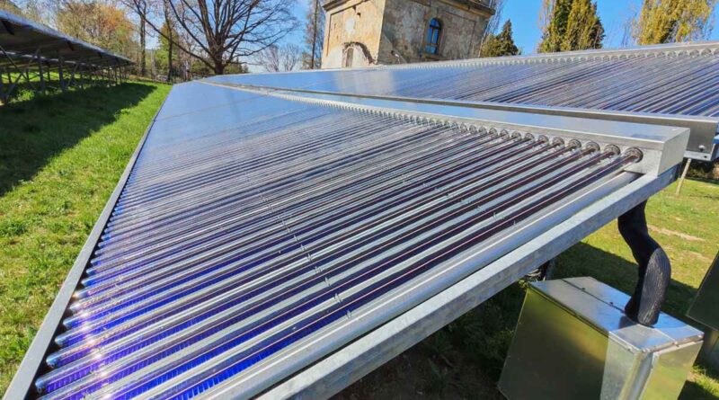 Solarthermie-Anlage auf der Räcknitzhöhe in Dresden. Durch Kanülen in den Vakuumröhrchen sammelt und transportiert eine Flüssigkeit Sonnenwärme und leitet die dem Fernwärmenetz zu. Foto: Heiko Weckbrodt