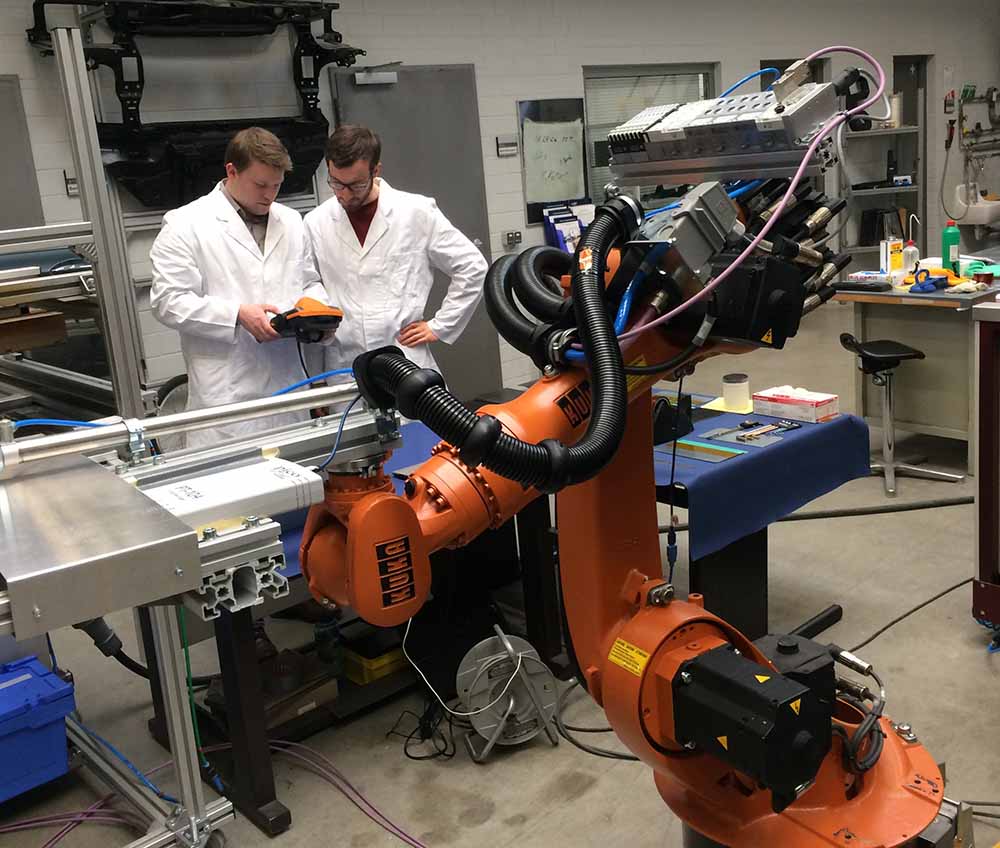 Wissenschaftliche Mitarbeiter untersuchen im PEZ-Entwicklungszentrum der TU Dresden mit Roboterhilfe, wie belastbar neue Verbundmaterialen sind. Foto. Heiko Weckbrodt