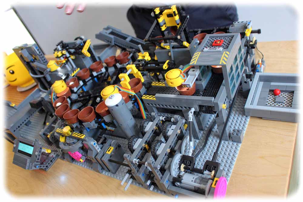 Mit einer Lego-Fabrik testen die MMS-Techniker Software-Konzepte für die Industrie 4.0 schon heute aus. Foto: Heiko Weckbrodt