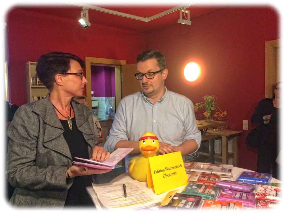 Verlegerin Katharina Salomo vom Dresdner Buchverlag unterhält sich beim "Buchgeplauder" mit ihrem Kollegen Jens Korch von der "Edition Wannenbuch" aus Chemnitz. Foto: Heiko Weckbrodt