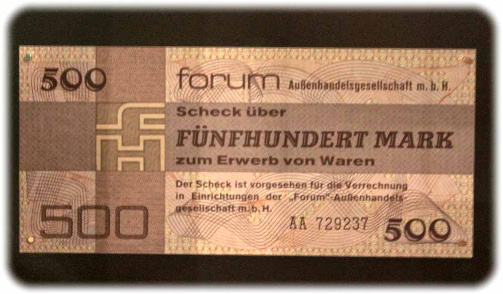 Die Schecks der Forum Außenhandelsgesellschaft mbR der DDR, auch eine Form von Privatgeld, sie waren heißbegehrt. Denn sie entsprachen 1 zu 1 der harten D-Mark, m,it ihnen konnten DDR-B+ürger im Intershop Westprodukte kaufen. Aber nur wenige hatten sie - und noch weniger sahen jemals einen 500-Mark-forumscheck. Foto: Peter Weckbrodt