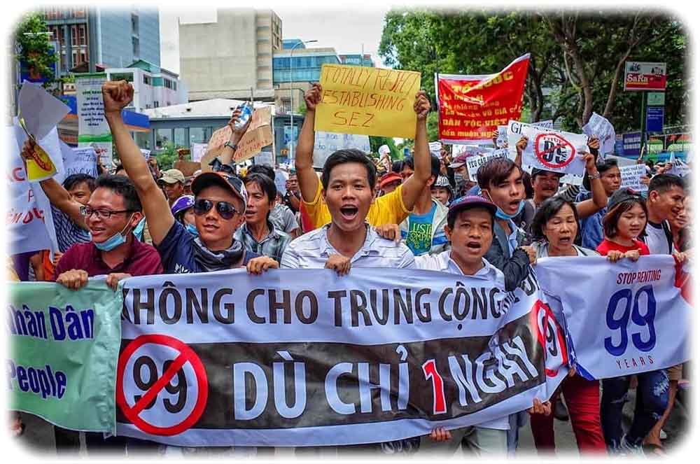 Chinesen sollen vietnamesisches Land nicht für 99 Jahre pachten dürfen, protestieren diese Vietnamesen gegen Regierungspläne. Abb.: Facebook (aus Quellenschutz keine nähere Angabe)