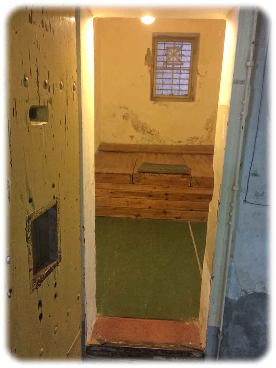 Blick in eine der Haftzellen im wiedergergestellten Zustand der 1950er Jahre im "Fuchsbau", der unterirdischen Haft der sowjetischen Militäradministration und Geheimdienste in Dresden an der Bautzner Straße. Foto: Heiko Weckbrodt