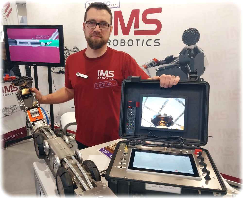 Mechatroniker Martin Kalfa zeigt einen der Kanal-Sanierroboter (links) der IMS mit Fernsteuer- und Bildüberwachungseinheit (rechts) auf der Messe "Karrierestart" in Dresden. Foto: Heiko Weckbrodt