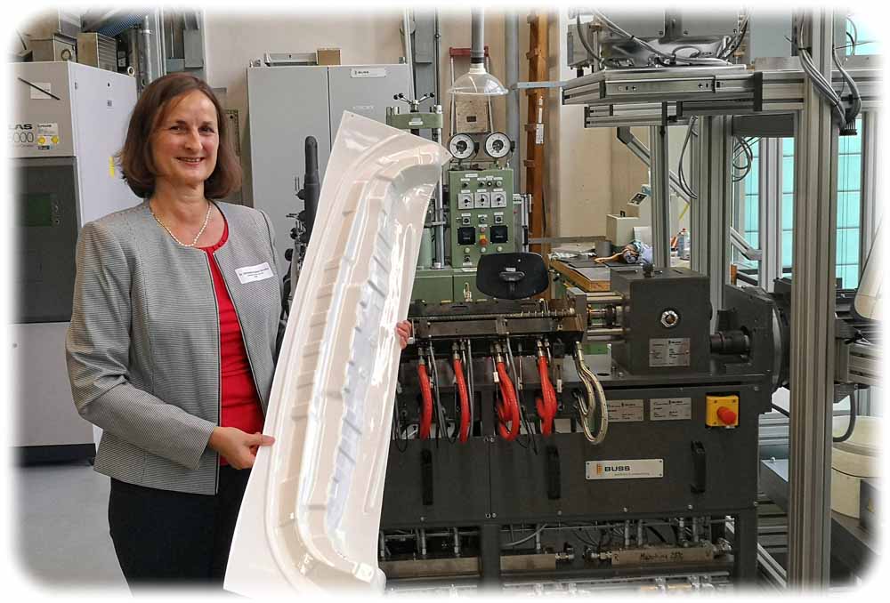 Dr. Michaela Gedan-Smolka zeigt im Leibniz-Institut für Polymerforschung (IPF) Dresden ein Bauteil, mit dem die Forscher ihre neue Pulverlackierung für die Autoindustrie demonstriert haben. Foto: Heiko Weckbrodt