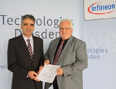 Pantelis Haidas (Infineon, links) und Prof. Hubert Lakner (Fraunhofer-IPMS). Foto: FHG