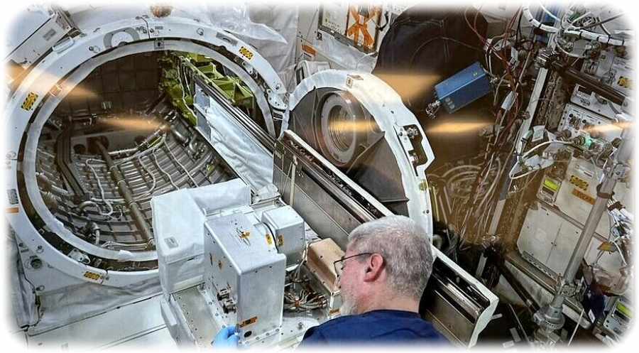 Ein Astronaut montiert auf der "International Space Station" (ISS) die Test-Schnittstelle für modulare Satelliten. Foto: Nasa