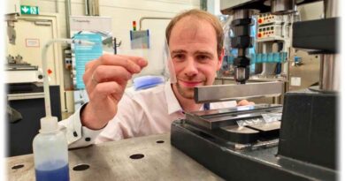 IVV-Experte Fabian Kayatz mustert eine Probe, an der er das Impulsschweißen getestet hat. Foto: Heiko Weckbrodt