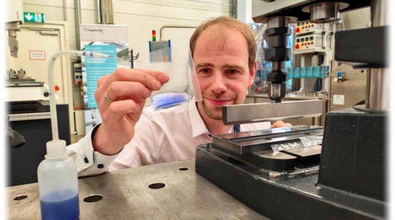 IVV-Experte Fabian Kayatz mustert eine Probe, an der er das Impulsschweißen getestet hat. Foto: Heiko Weckbrodt