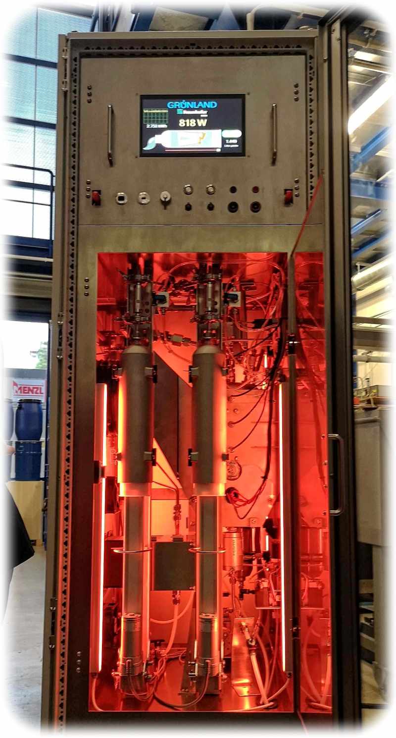 Im neuen Notstromaggregat von Grünland und Fraunhofer Ifam Dresden erzeugt eine Brennstoffzelle die elektrische Energie aus Wasserstoff, der wiederum durch Powerpaste in Kartuschenform eingespeist wird. Foto: Heiko Weckbrodt