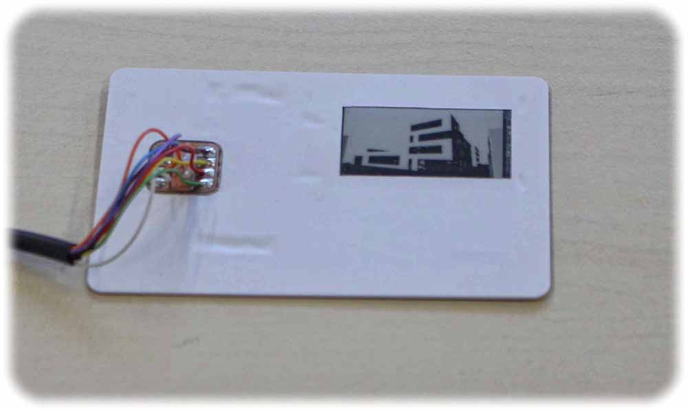 Noch in der Entwicklung im Plasticard-Labor: Chipkarte mit einem Bildschirm aus elektronischem papier (rechts oben), der auich Bewegtbilder darstellen kann und sehr wenig Strom braucht. Foto