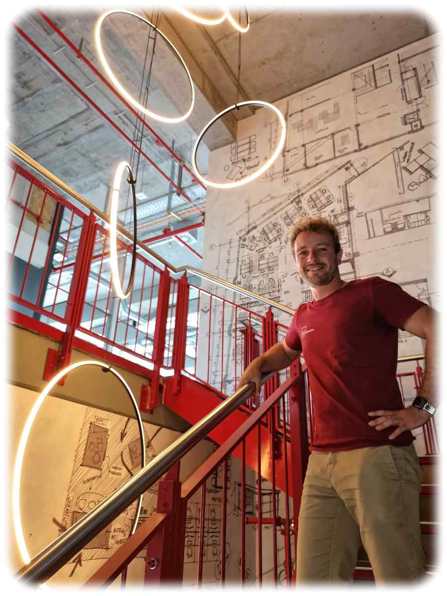 "Impact Hub"-Chef Pierre Herzer führt die urban-industrielle Optik im neuen Inkubator im Stadtzentrum von Dresden vor. Foto: Heiko Weckbrodt