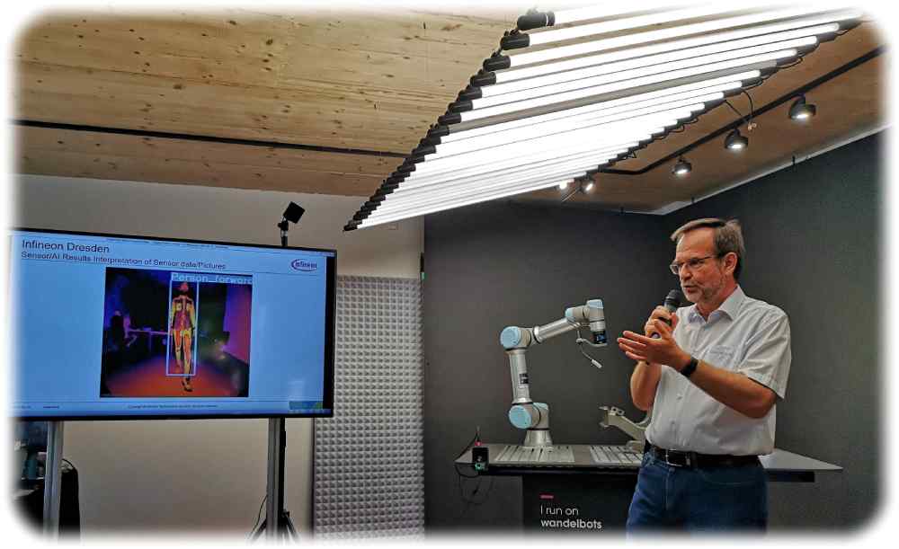 Ingenieur Harald Heinrich von Infineon führt im Wandelbots-Studio in Dresden die neue Mensch-Erkennung für mobile Roboter vor. Heiko Weckbrodt