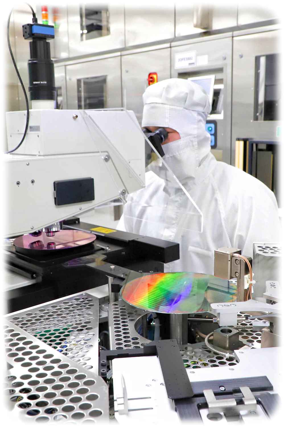 Blick in ein Wafer-Labor bei Infineon Dresden. Angesichts der eigenen Ausbaupläne will das Unternehmen nun auch mehr Fachkräfte selbst ausbilden. Foto: Infineon