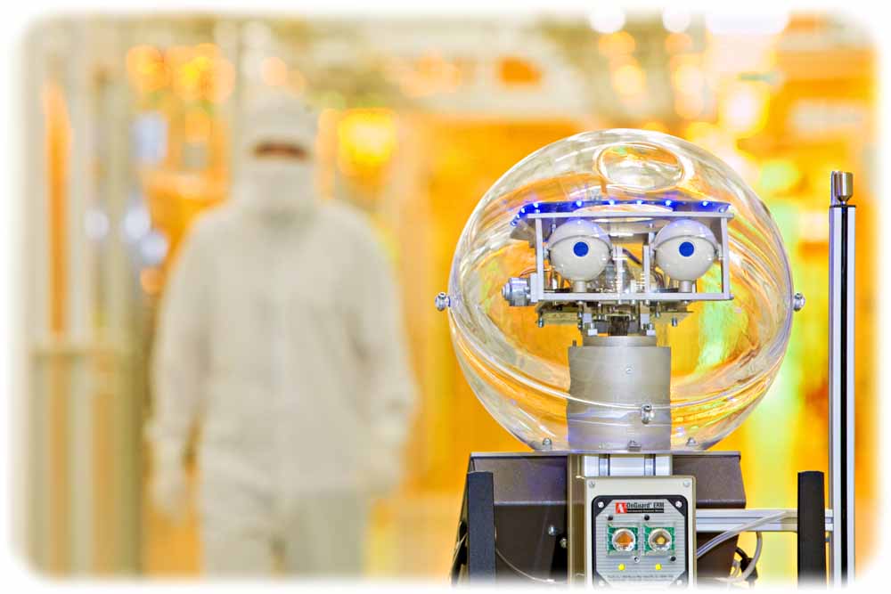 In den Dresdner Chipfabriken von Infineon werden viele "Industrie 4.0"-Prinzipien schon heute erprobt - auch das Miteinander von Roboter und Mensch. Foto: Infineon