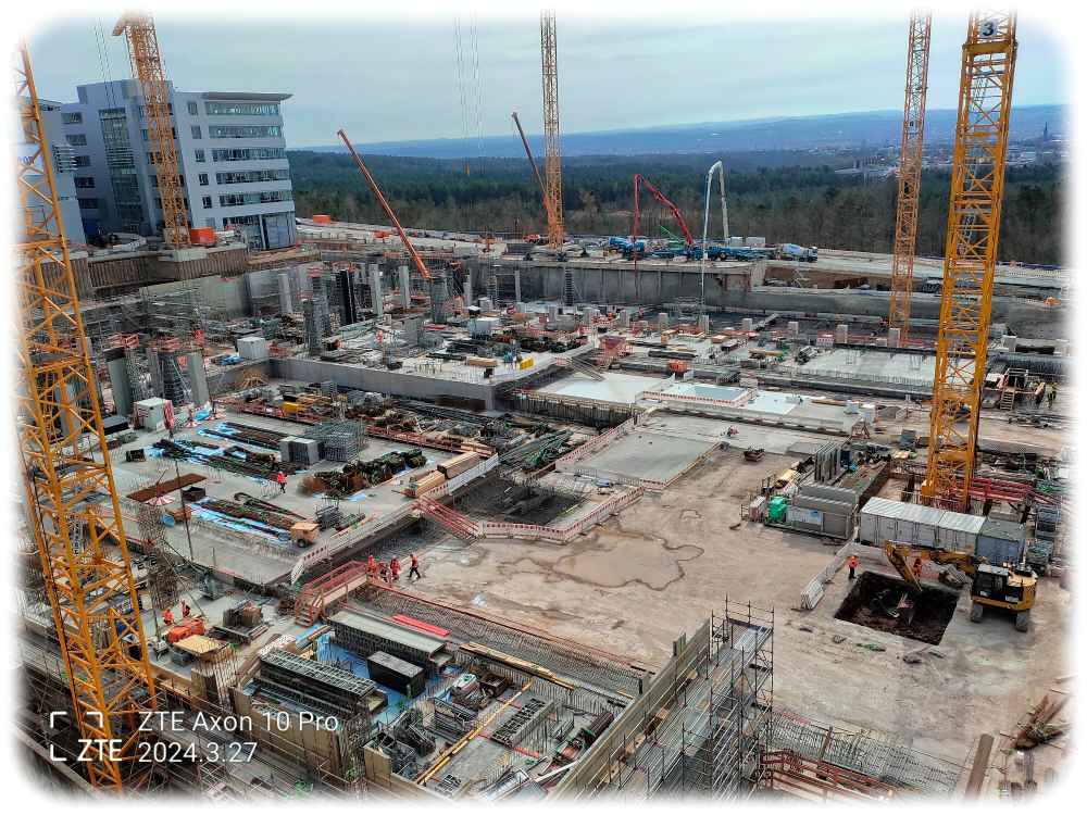 Blick aus der Chefetage auf die Baustelle der Chipfabrik 4 von Infineon Dresden im März 2024. Foto: Heiko Weckbrodt