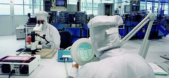 Polieranlage bei Infineon Dresden - das Unternehmen hat sich vom Wackelkandidaten wieder zum Vorzeigebetrieb entwickelt. Abb.: Infineon