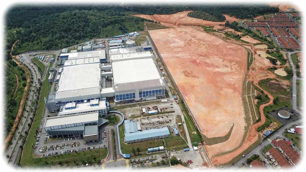 Luftaufnahme der beiden Chipfabrik-Module von Infineon in Kulim in Malaysia. Ein drittes Modul soll ab Mitte 2022 entstehen. Foto: Infineon