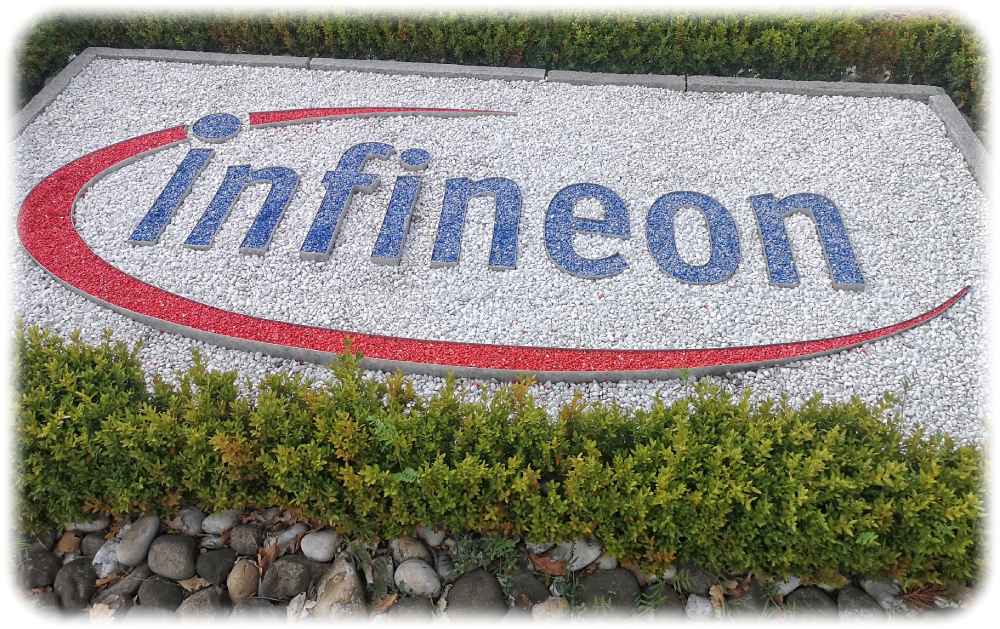 Infineon als Steinmosaik auf dem Chipfabrikgelände in Dresden. Foto: Heiko Weckbrodt