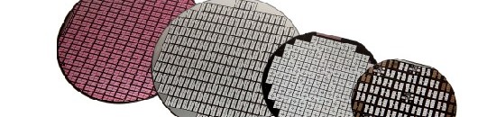 Für Leistungshalbleiter setzt Infineon vorerst auf Silizium-Dünnwafer mit bis zu 300 mm Durchmesser. ber auch GaN-Schichtwafer werden in Villach erforscht. Foto: Infineon