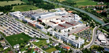 Lufbild von Infineon Villach, das über Jahrzehnte vom kleinen Siemens-Standort zur Innovationsfabrik mit großen Reinraumkapazitäten gewachsen ist. Abb.: Infineon