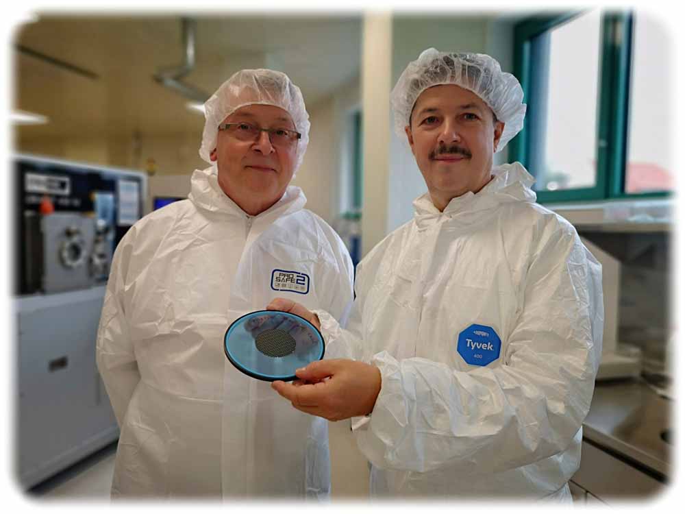 Die Geschäftsführer Matthias Krauß (links) und Matthias Heinze im Infratec-Reinraum mit einem Sensor-Wafer. Foto: Heiko Weckbrodt