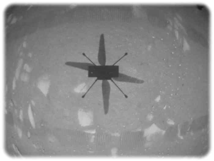 Sieht nicht so chic wie in der Visualisierung aus, ist dafür aber authentischer (wenn man nicht zu sehr dem Sci-Fi-Film "Unternehmen Capricorn" glaubt): Als erstmals aufstieg, hat der Helikopter "Ingenuity" mit seiner Navigationskamera seinen Schatten fotografiert und das Bild zur Erde gesendet. Foto: NASA/JPL-Caltech