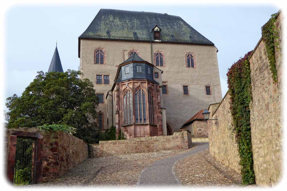 Zugang zum Schloss mit den sehenswerten Fenstern der Schlosskapelle aus der Renissance. Foto: Ingrid Weckbrodt