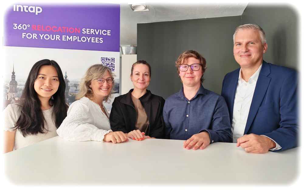 Neuer Kapitalgeber und Partner an Bord: SIB-Chef Christian Müller (rechts) mit den Gründern Christian Klauß, Janett Krätzschmar-König und Julia Thombansen sowie Relocation-Managerin Tzu-Hsuan Liu (links) im Intap-Büro in der Dresdner Neustadt. Foto: Heiko Weckbrodt