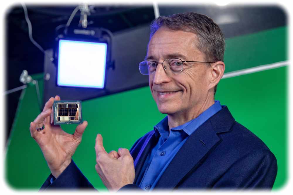 Intel-Chef Pat Gelsinger (hier mit einem Exascale-Grafikprozessor) will große Chipfabriken in Europa bauen - möchte dafür aber auch hohe Subventionen. Foto: Intel 
