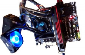 Intels neuer Prozessor Core i7 3690 X EE auf einem DX79SI-Bord mit Flüssigkühler. Abb.: hw