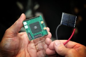 Prozessor-Prototyp, der nur von einer Solarzelle angetrieben wird. Abb.: Intel