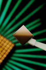 Im Jahr 2006 zeigte Intel die ersten Ergebnisse jahrelanger Forschungen an Silizium-Lasern. Foto: Intel