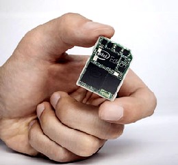 Intels "Edison" ist ein kompletter Computer mit Funkmodul etwa in der Größe einer SD-Karte. Foto: Intel