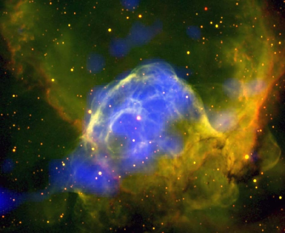 Wegen seiner Pseudo-Wikingerhelm-artigen Form wird das kosmische Objekt NGC 2359 oft als Thors-Helm-Nebel bezeichnet. Was hier blau visualisiert ist, sind Röntgenstrahlen, die durch sehr heiße und schnelle Materieströme entstehen, die ein Riesenstern im Nebel aussendet. Abb.: J.A. Toala & M.A. Guerrero (IAA-CSIC), Y.-H. Chu (UIUC/ASIAA), R.A. Gruendl (UIUC), S. Mazlin, J. Harvey, D. Verschatse & R. Gilbert (SSRO-South), ESA, NASA