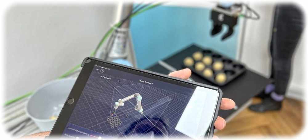 Der Kobot im IoT-Labor lässt sich per Tablet anlernen und steuern. Foto: Smart Systems Hub