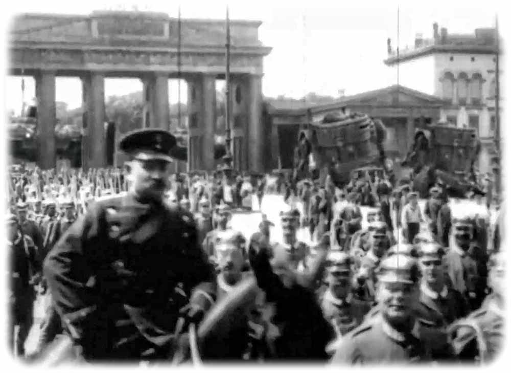 Nanu, wer hat sich denn da rechts im Hintergrund in das "historische" Kaiserzeitfoto eingeschlichen? Szenenbild (hw) aus "Iron Harvest 1920+"
