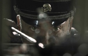 Der Mondführer (Udo Kier) schmiedet Invasionspläne. Abb.: Splendid