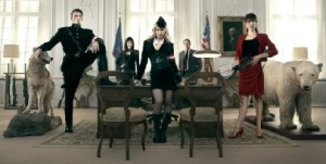 Die Mondnazis bieten der Präsidentin (rechts) Wahlkampfunterstützung an. Abb.: Splendid