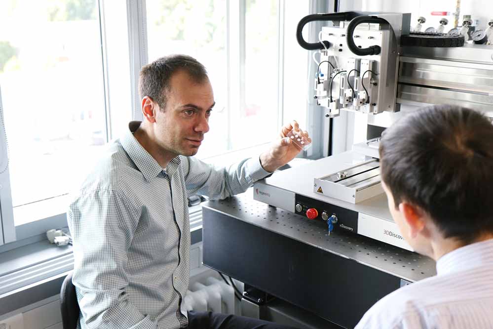 Dr. Ivan Minev mit seinem medizinischen 3D-Drucker. Foto: BIOTEC