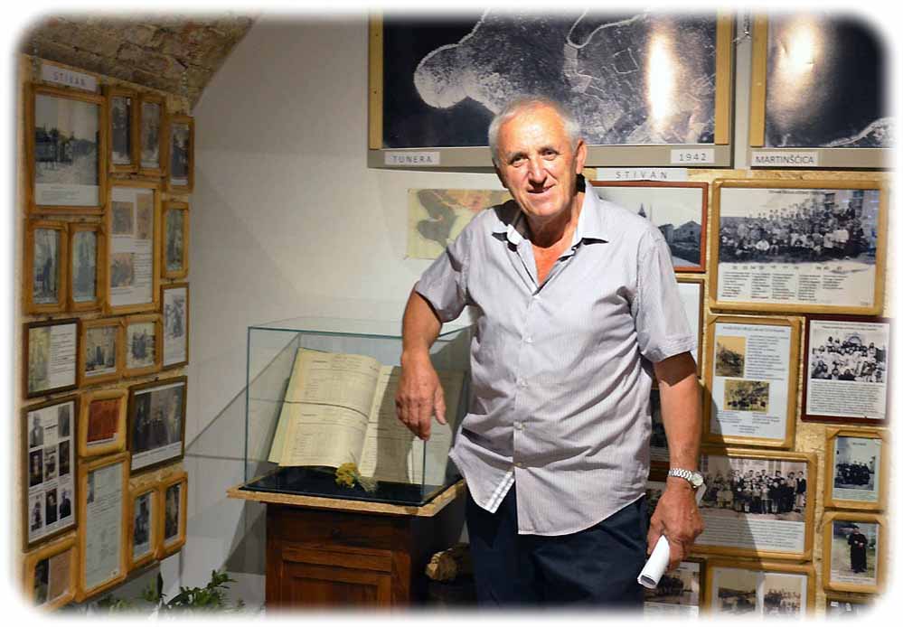 Regionalgeschichts-Forscher Ivo Saganić in der Mitte August 2020 eröffneten neuen Dauerausstellung zur Öl-Destillerie Linardi. Foto: Magrit Dittmann-Soldičić/ http://stivantango.blogspot.com