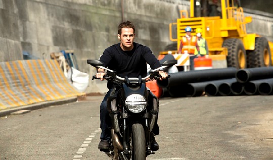 Jung-Agent Jack Ryan (Chris Pine) verfolgt auf seinem Mopod einen russischen Bösewicht.  Foto: Paramount